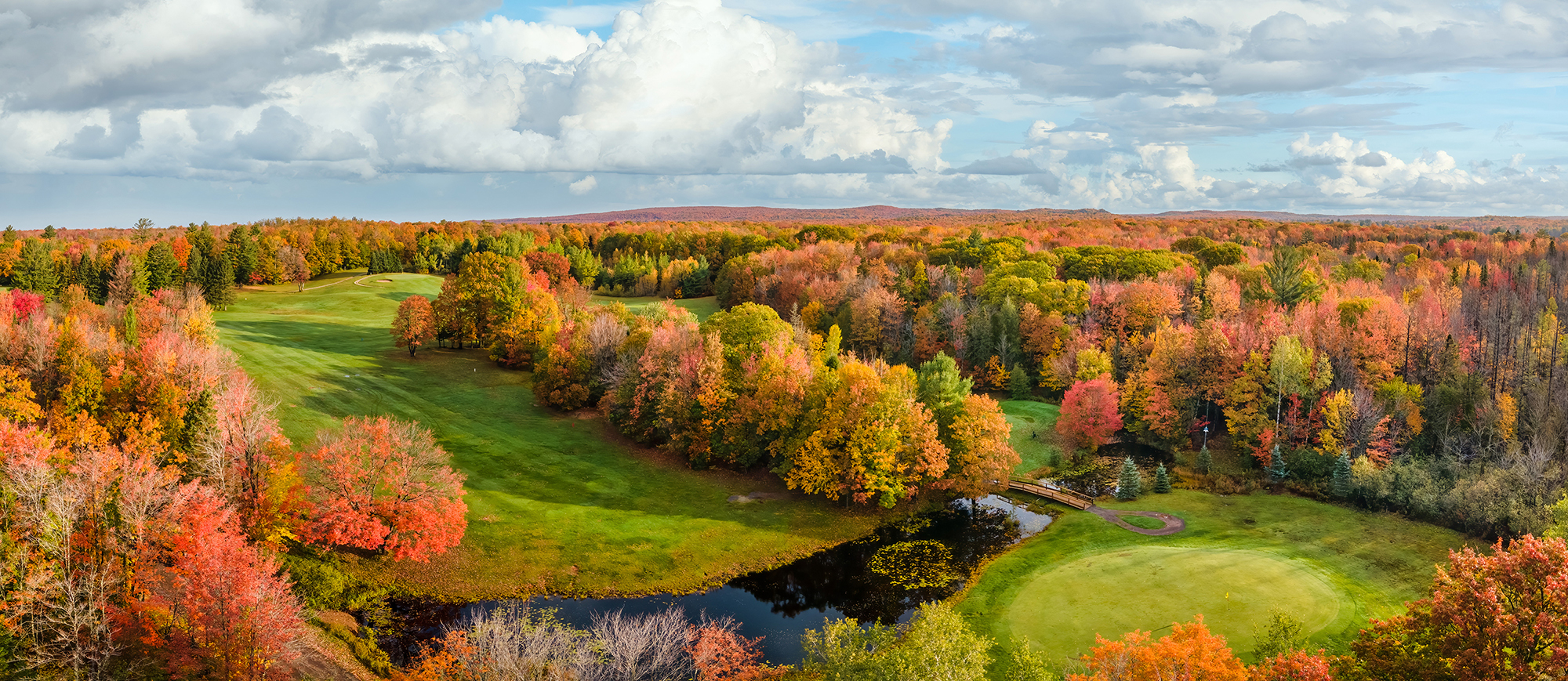 Golfbanan ovanifrån med sjö och skog