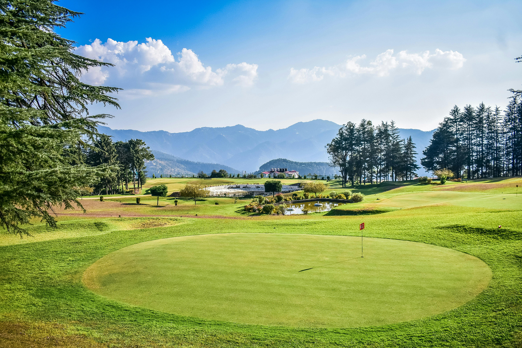 Vy över klubbhus och golfbana på Sagostads Golfcenter